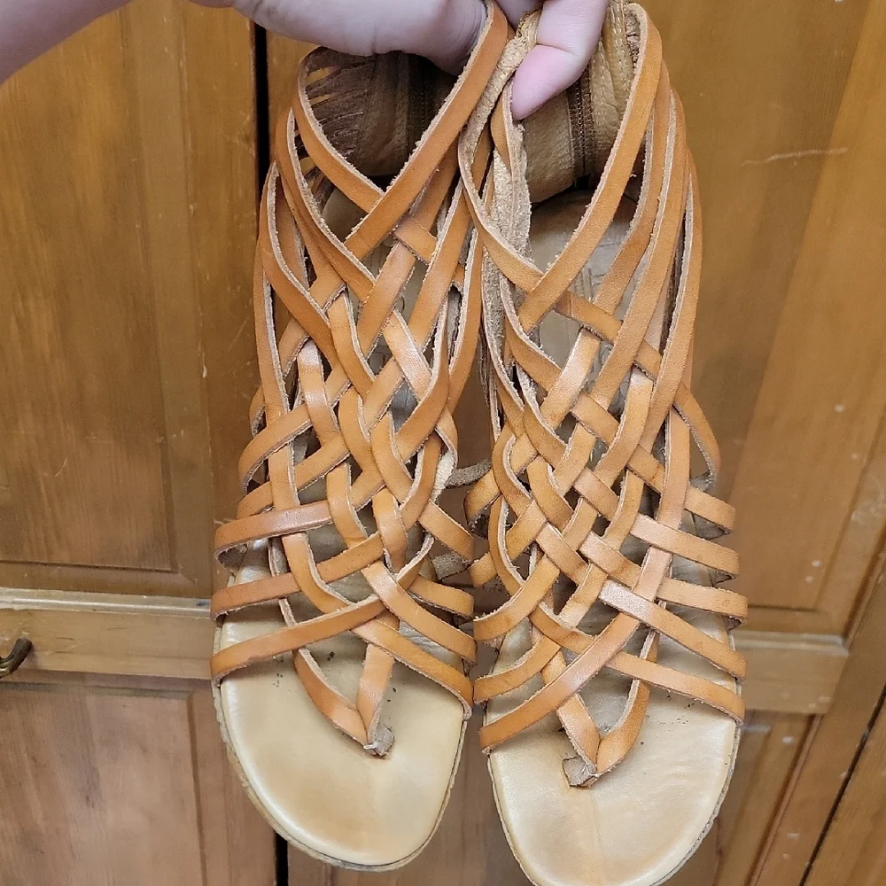 B&B Greek Leather Size 39 Tan Wedge Sandals With Zipper Back Closure